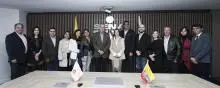 Funcionario de ProColombia y el SENA en una fotografía