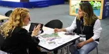 Dos mujeres hablando en una feria empresarial