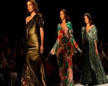 Tres mujeres modelando 