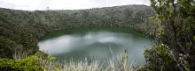 Fotografía de paisaje con laguna en medio de las montañas 