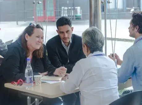 Hombres y mujeres en reunión de trabajo