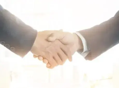 Dos manos estrechándose