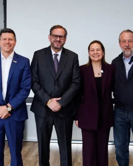 Con la incorporación de Frontier, Estados Unidos continúa fortaleciendo su posición como el mercado con mayor conectividad aérea con Colombia. Actualmente registra 350 frecuencias semanales y más de 61.700 sillas disponibles hacia 12 ciudades estadounidenses, consolidándose como un mercado estratégico para el turismo y los negocios entre ambos países.