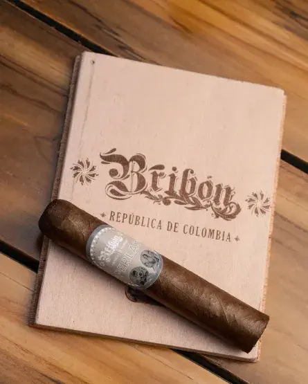 Un cigarro artesanal Bribón