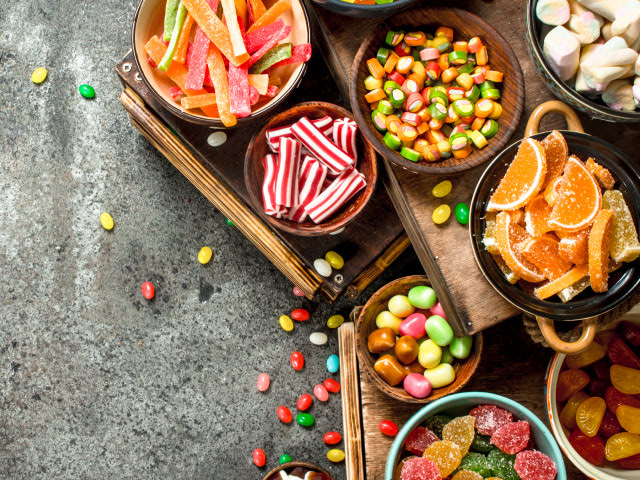 Diversos dulces colombianos y frutas confitadas.