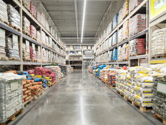 Exportación de cemento, uno de los materiales de construcción más vendidos, en una tienda de Estados Unidos.