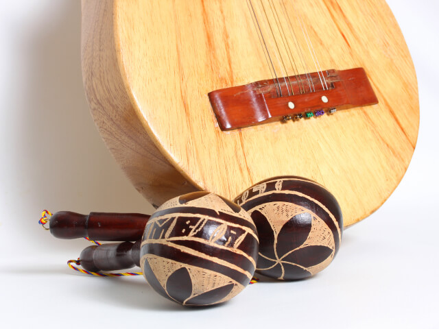 Maracas e instrumento de cuerda colombiano