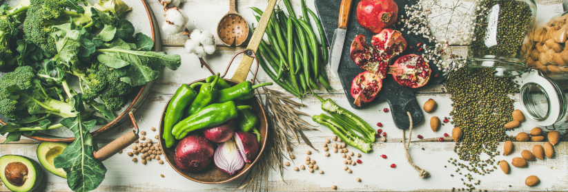 Productos veganos congelados y refrigerados sobre una tabla para preparar platos veganos.