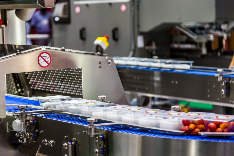 máquina que construye soluciones de envasado que buscan sustentabilidad y sostenibilidad con envases de plástico con tapa.