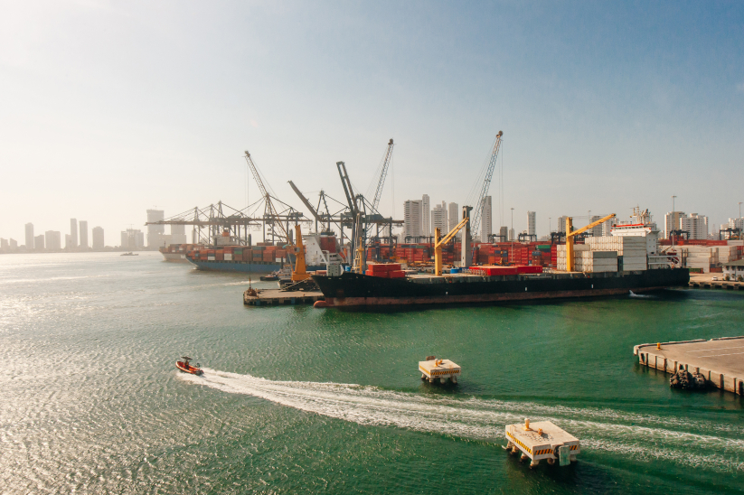 Puerto de Cartagena en un día soleado con barcos que tienen como destino Panamá.