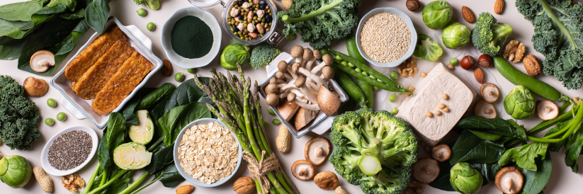 Comidas veganas saludables y productos colombianos veganos distribuidos sobre una mesa.