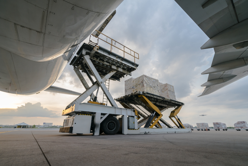Bienes colombianos siendo empacados en un avión con destino a Ecuador